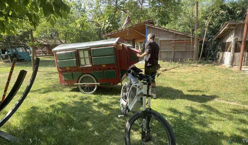 Kendi yaptığı karavan ile dünya turuna çıktı.
