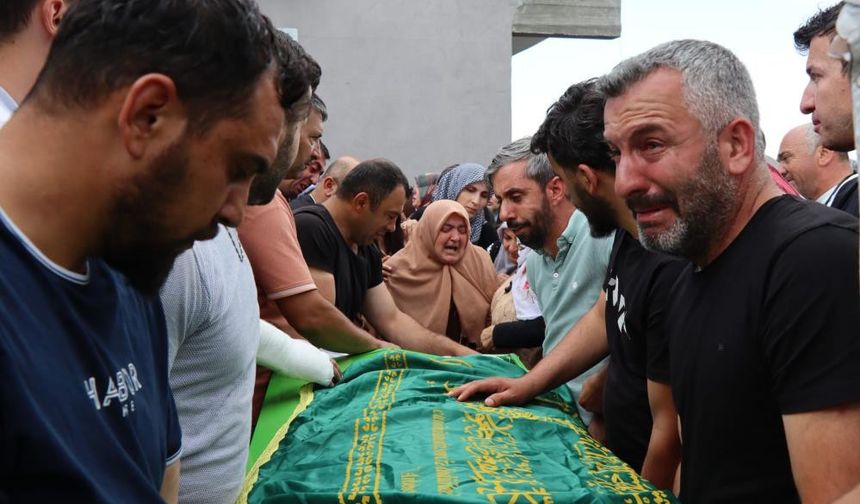 Göçük altında kalan 3 işçi toprağa verildi.