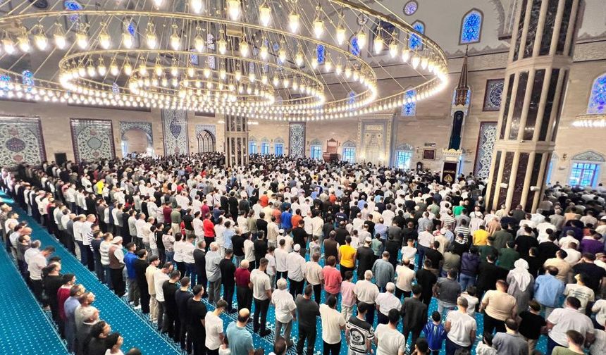 Kahramanmaraş'ta bayram namazı coşkusu.