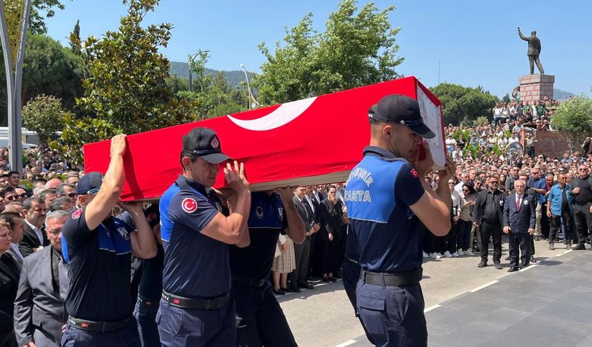 Belediye önünde Başkan Zeyrek’e acı veda.