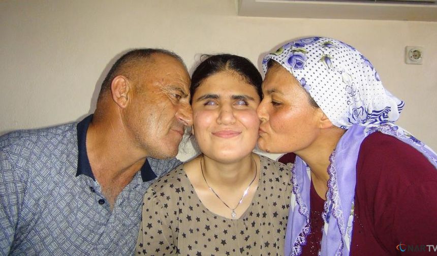 İlkokul mezunu annesi çalıştırdı, görme engelli kızı üniversiteyi kazandı.