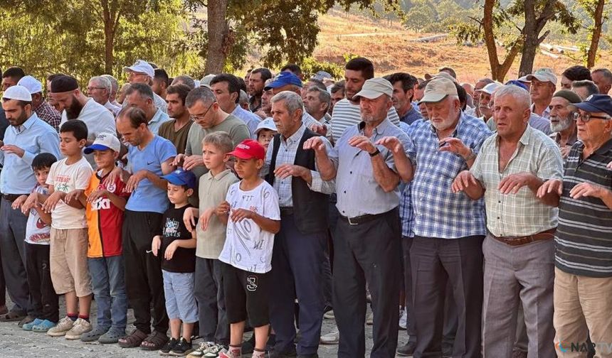 Eller yağmur ve orman yangınları için semaya açıldı.