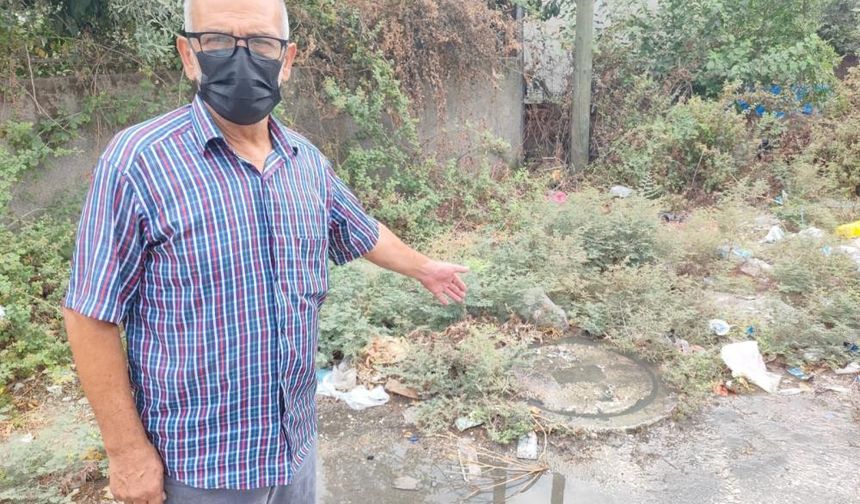 Kanalizasyon taştı, vatandaş sokağa maskesiz çıkamaz hale geldi.