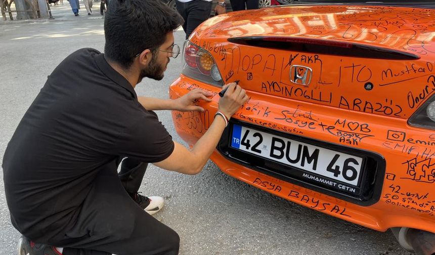 Otomobili görenler imza atmadan geçmiyor.