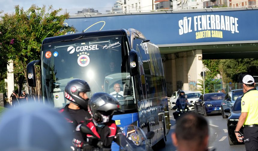 Fenerbahçe Stada Geldi: Taraftardan Coşkulu Karşılama.