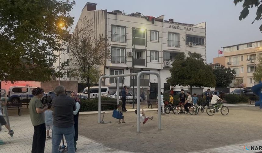 Parkta oyun oynayan çocuğa yorgun mermi isabet etti.