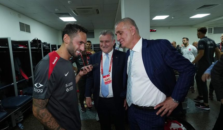 Cumhurbaşkanı Erdoğan'dan A Milli Futbol Takımı'na tebrik telefonu.
