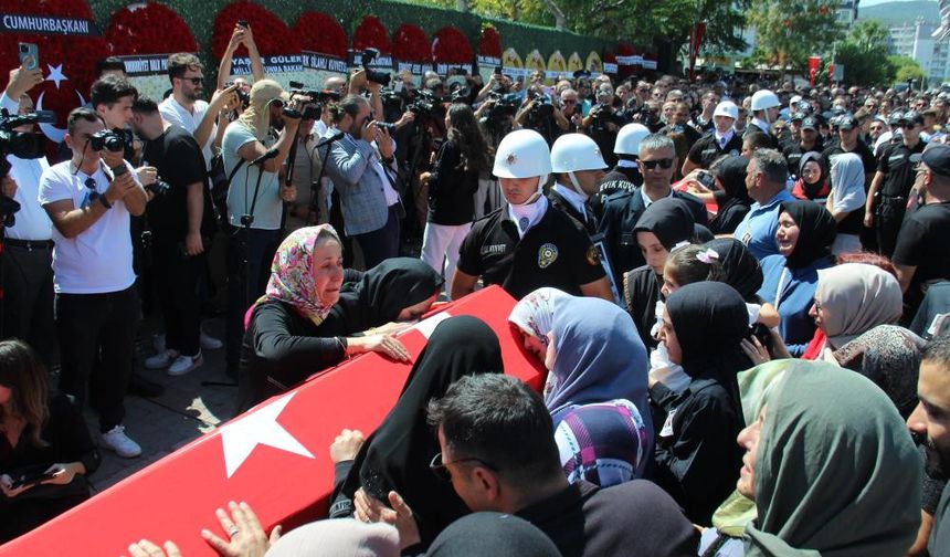 İzmir'de şehit düşen polislere son görev.
