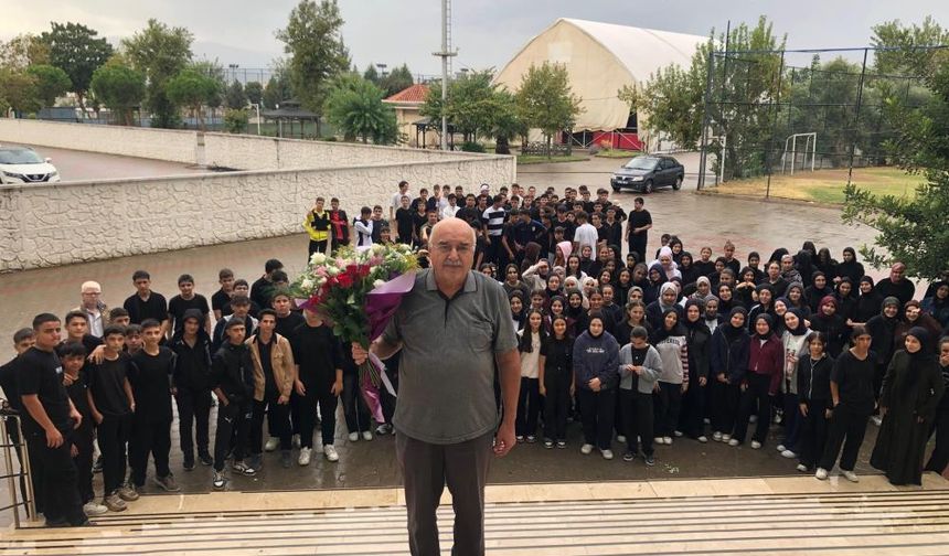 Mezun olduğu okulda 40 yıl görev yaptı törenle emekli oldu.
