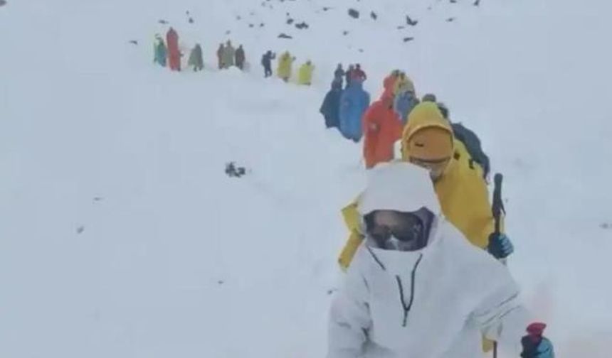 Everest’teki kar fırtınası nedeniyle bin kişi mahsur kaldı.