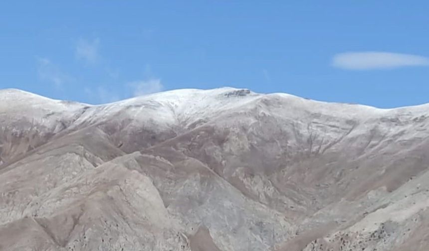 Tunceli’de Kırklar Dağı’na mevsimin ilk karı düştü.
