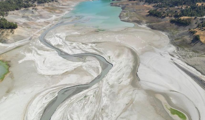 Dron kamerası kuraklığı gözler önüne serdi.