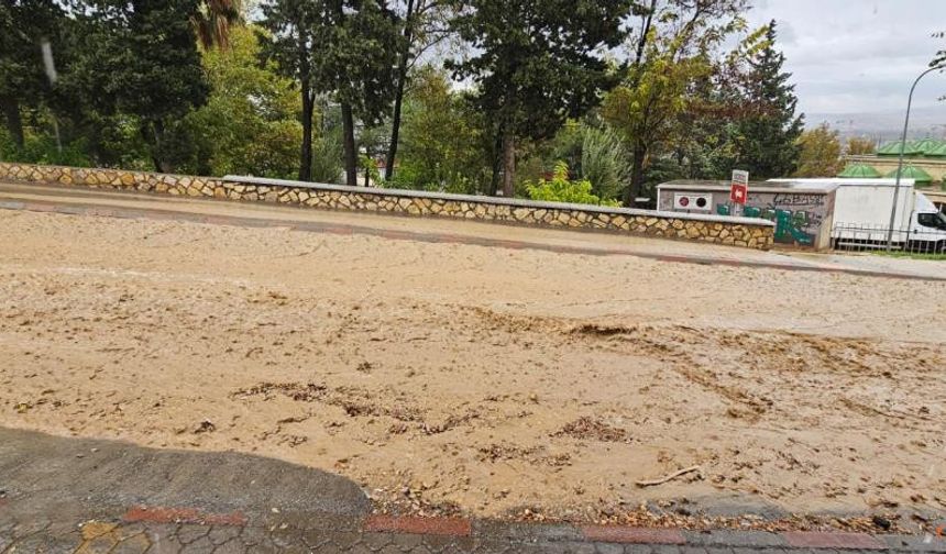 Kahramanmaraş’ta sağanak etkili oldu, su taşkınları yaşandı.