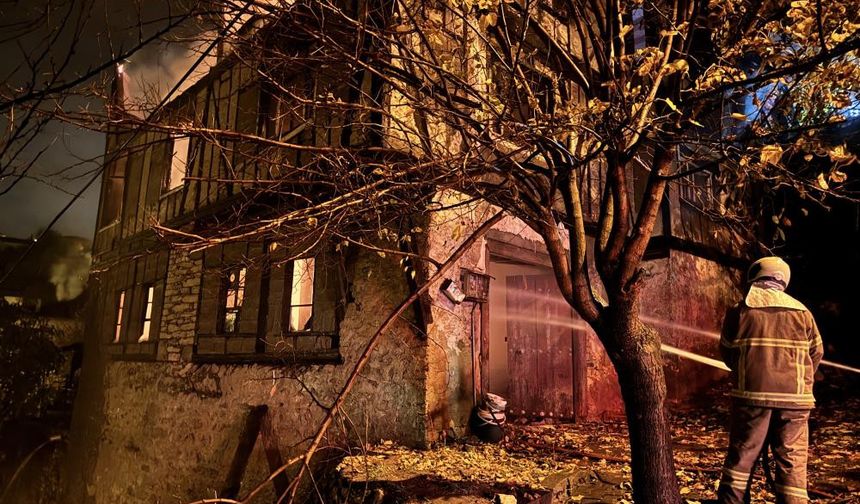 150 yıllık tarihi konakta çıkan yangın söndürüldü.