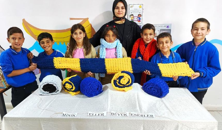 Öğrenciler kendi atkılarını örerek kışa hazırlanıyor.