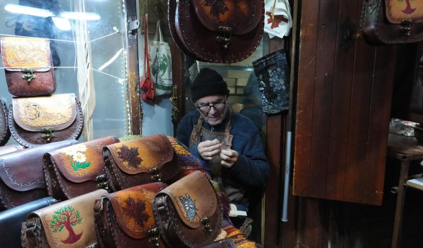 66 yıldır teknolojiye direnerek çanta yapıyor