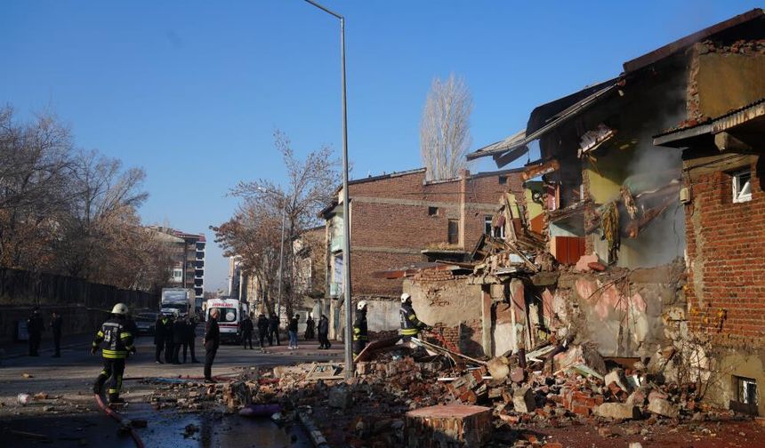 Erzurum'da doğalgaz patlaması: 2 ev çöktü.