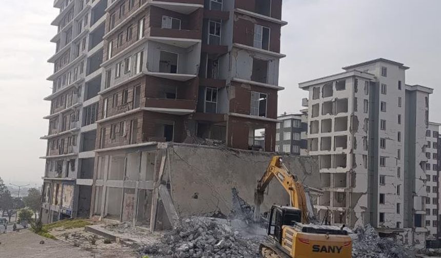 Kahramanmaraş ağır hasarlı binaların yıkımında sona geldi