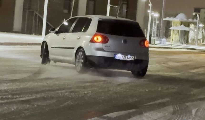 Karlı yolda drift atan sürücülerin tehlikeli anları kamerada