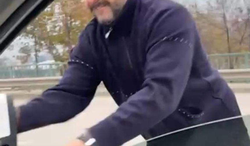 Meclis üyesini sıkıştırıp, aracı yumrukladı