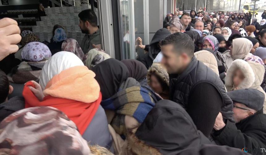 Dondurucu soğukta İndirim kuyruğu.