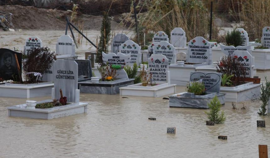 Mezarlar sular altında kaldı.