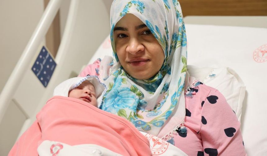 Yeni yılın ilk dakikalarında 4 bebek dünyaya geldi