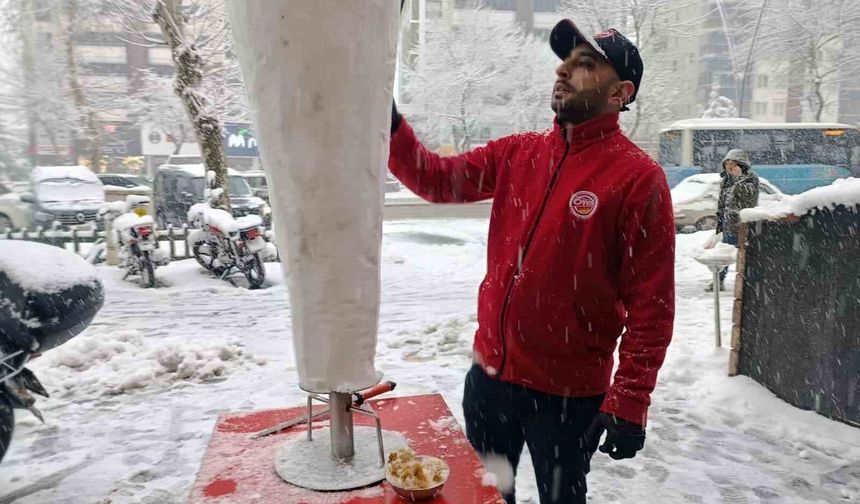Beyaza bürünen Kahramanmaraş’ta ’karsambaç’ vazgeçilmez tatlı oldu.
