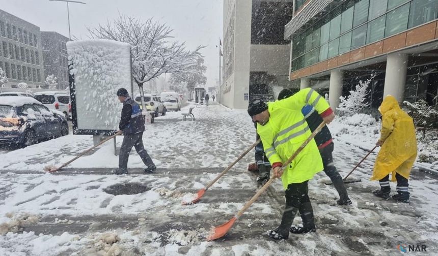 Kahramanmaraş'ta yaya yolları temizleniyor.