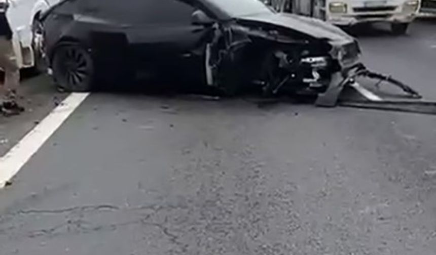 Tesla sandığınız kadar güvenli mi ? Otopilottaki Tesla karşı şeride daldı: O anlar kamerada