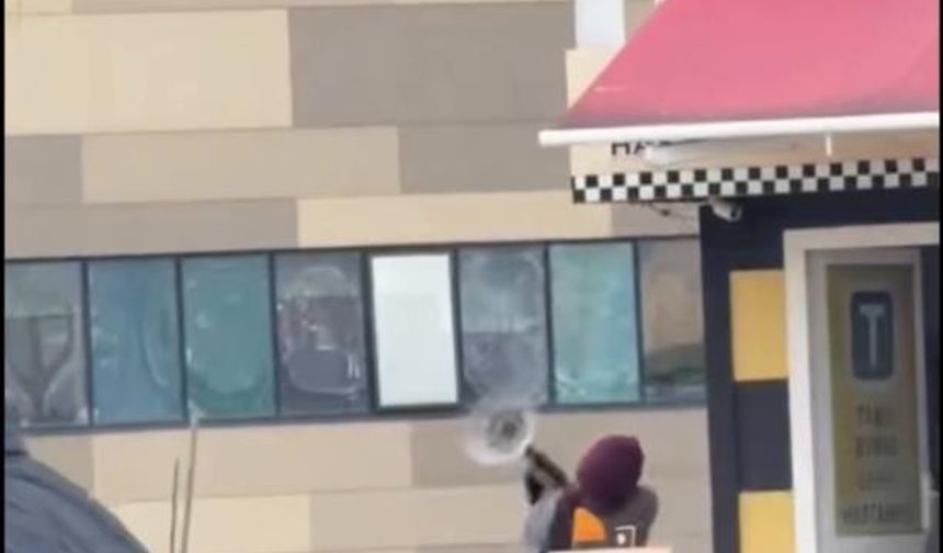 Taksi bulamayınca durağı böyle dağıttı, görenler şoka girdi