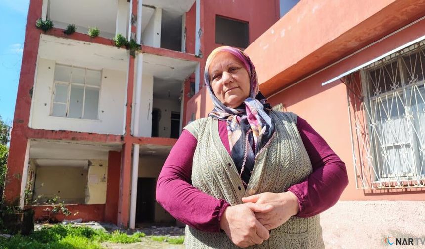 Ağır hasarlı bina yıkılmadı, aile ölüm korkusuyla yaşıyor