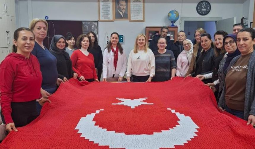 İlmek ilmek işlediler, Türk bayrağını göndere çektiler