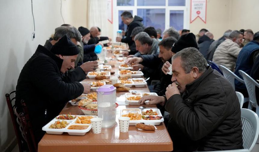 18 yıllık iftar geleneği yoldan geçenleri sofrada buluşturuyor
