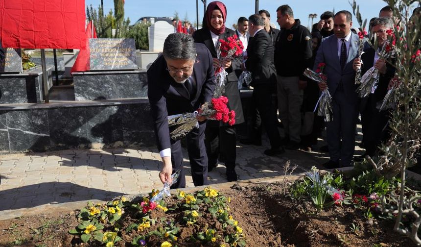 Bakan Yumaklı, deprem şehitlerinin kabirlerini ziyaret etti.