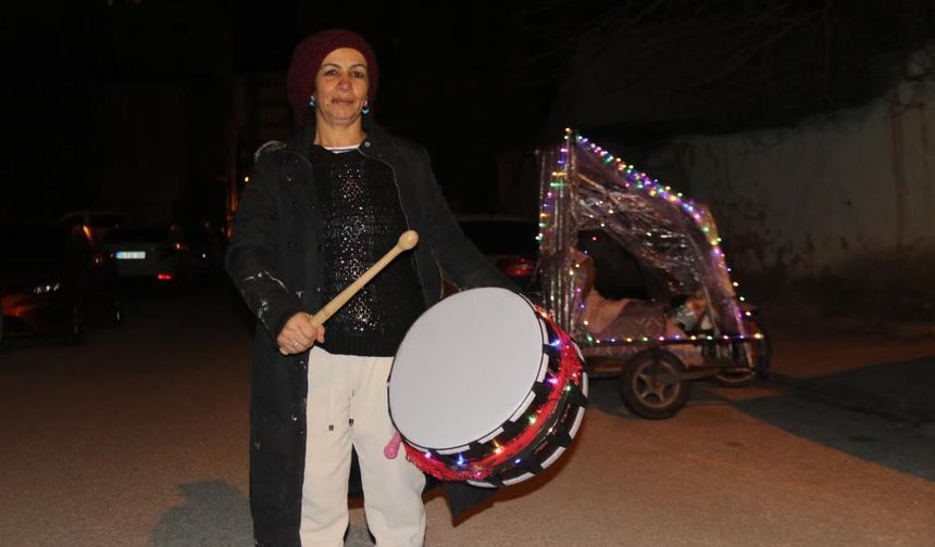 Rengarenk davulunu çalarak torununa ‘ışık' olmak istiyor