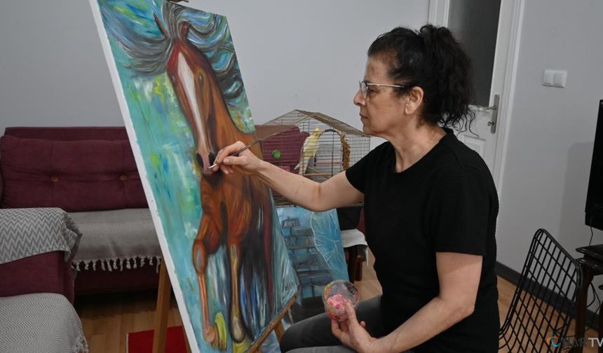 Ressamı depremde elinde tuttuğu fırça hayata bağladı