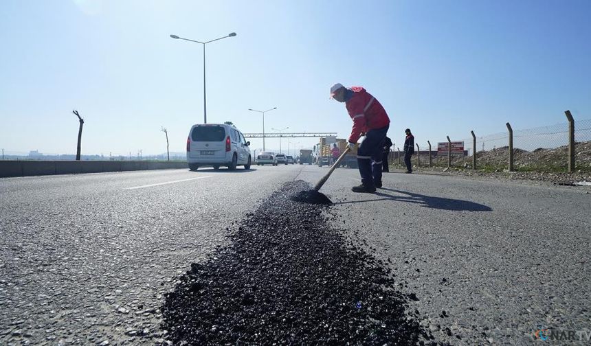 Kahramanmaraş'ta deforme olan yollar sıcak asfaltla tamir ediliyor