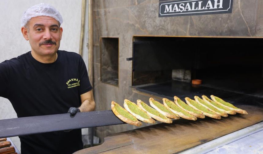 Kahramanmaraş'ta iftar sofralarının gözdesi: Fıstıklı börek