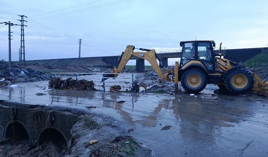 Sel suları Aksu'daki tarihi köprüye zarar verdi