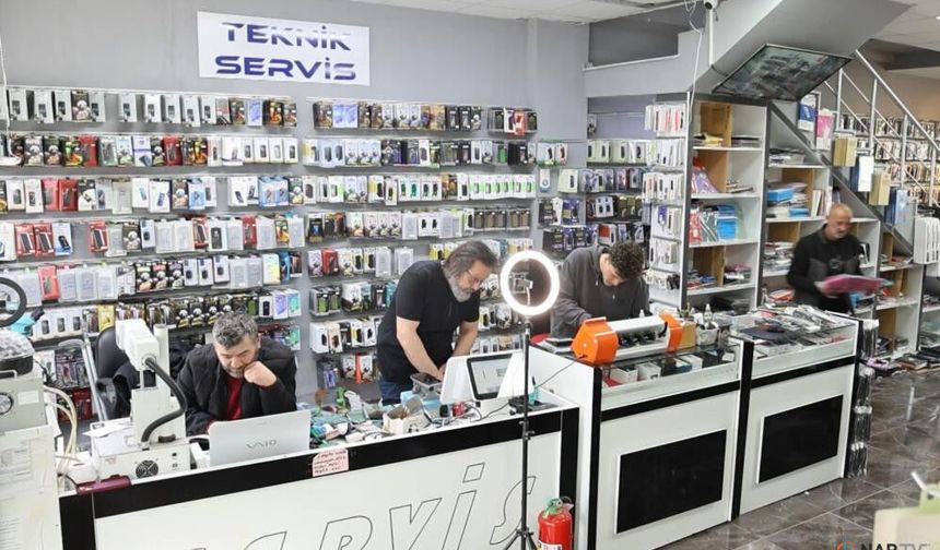 Cep telefonu bomba gibi patlayıp alev aldı: O anlar kamerada