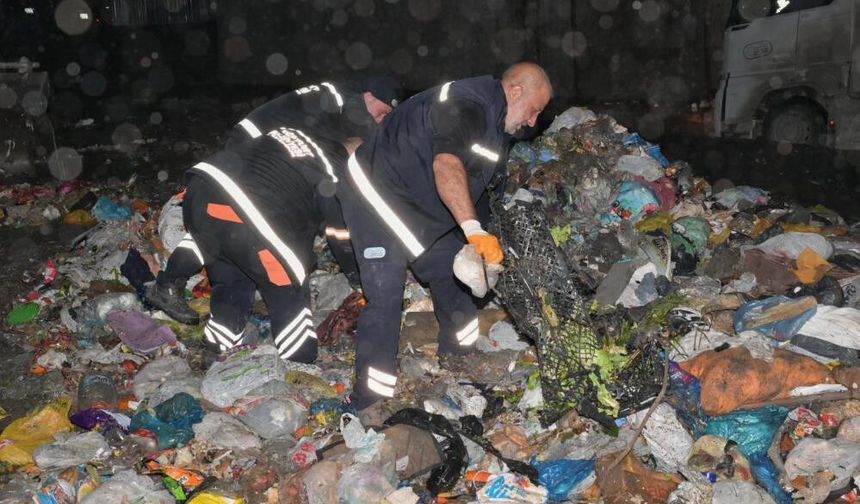 Esenyurt'ta çöpten servet çıktı: 1 milyon 200 bin TL'lik altın sahibine teslim edildi