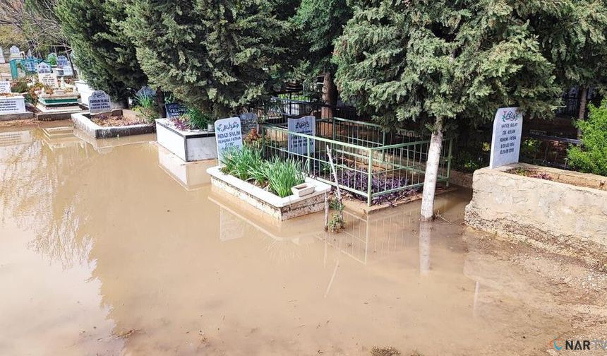 Mezarlık sular altında kaldı, vatandaşlar mezara poşetle girdi
