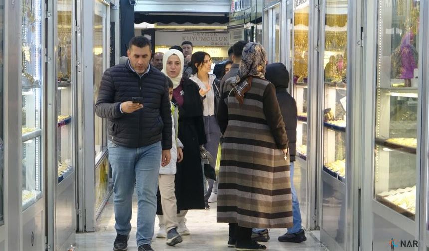 Altın fiyatları düştü, vatandaş kuyumculara akın etti