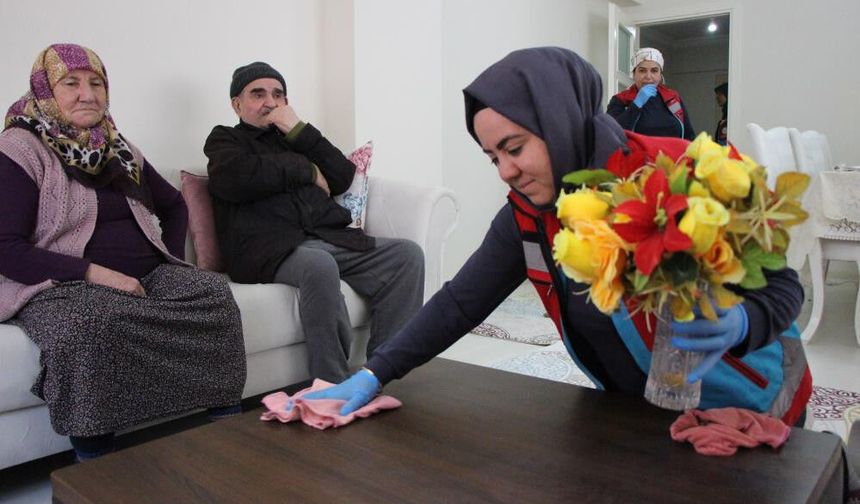 Yaşlıların bayram temizliğini ‘vefalı eller’ yaptı.