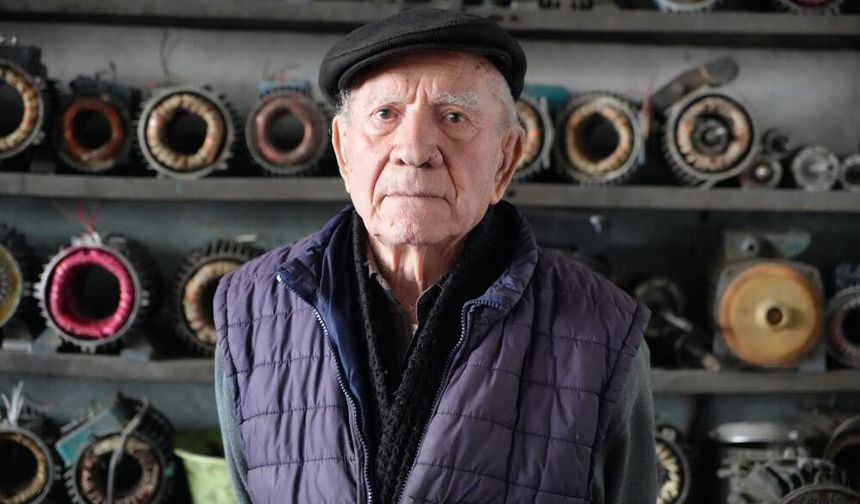 88’lik usta, genç ustalara taş çıkarıyor.