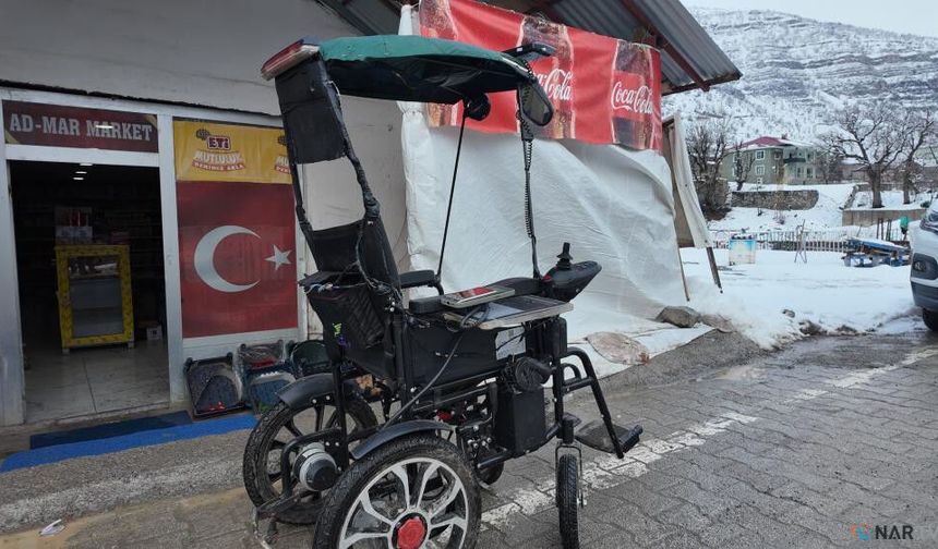 Engelli çocuğu için akülü sandalyeyi arabaya çevirdi