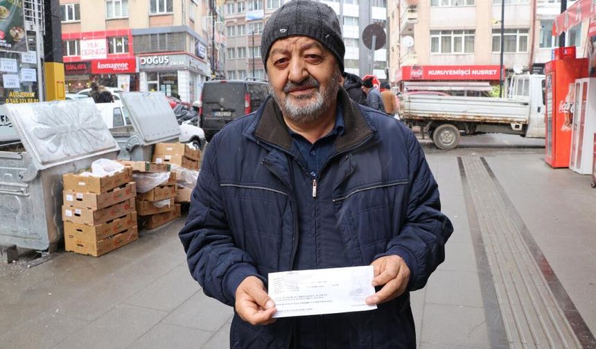 Hesabına yanlışlıkla gelen parayı banka şubesine giderek geri gönderdi