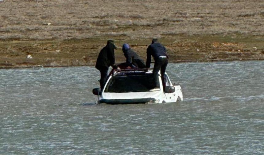 Otomobille girdikleri gölde mahsur kaldılar