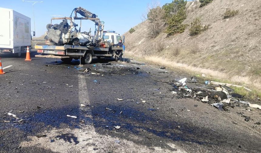Ankara'da iki araç kafa kafaya çarpıştı: 5 ölü